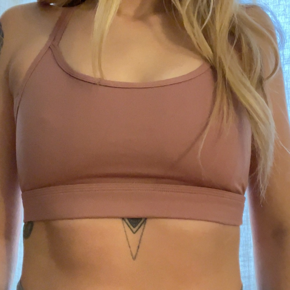 Alphalete alphalux sports bra